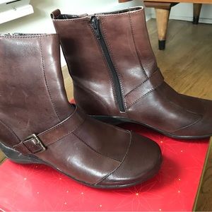 Brown zip up ankle boots NWT size 9.5